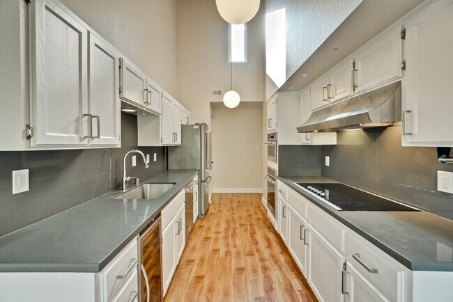 Foto del edificio - 3 bedroom 2 bath Townhome - Greenmeadow Neighborhood Palo Alto!  $6800