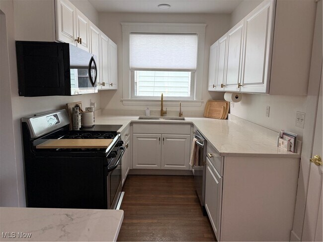 Foto del edificio - 1320 W 108th St