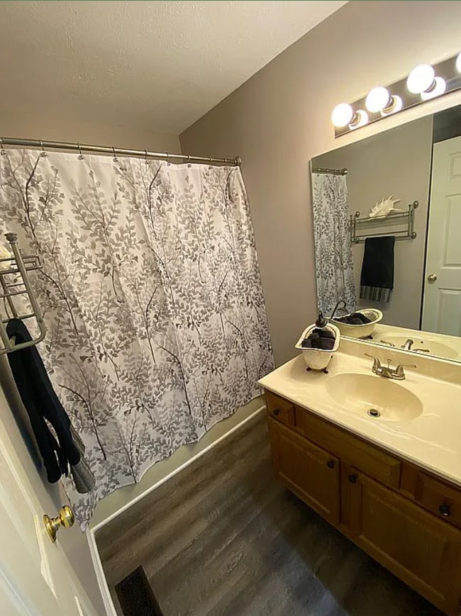 Full bath - 710 E Sherwood Hills Dr