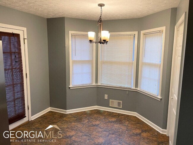 Building Photo - 107 Little John Way