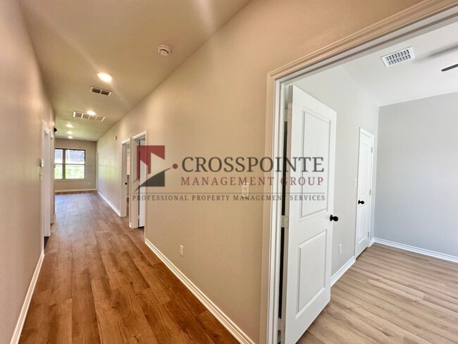 Foto del edificio - Tour Today! New Construction 4 Bed 2 Bath Triplex!