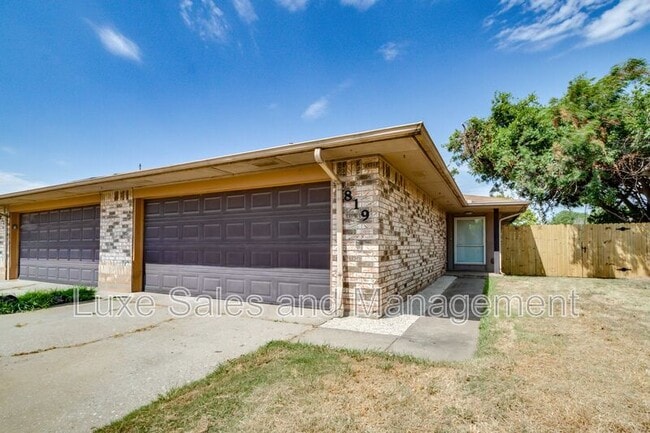 Building Photo - 819 N Eagle Ln