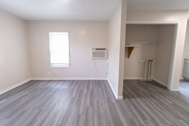 Building Photo - Remodeled 3 Bed 1 Bath Home