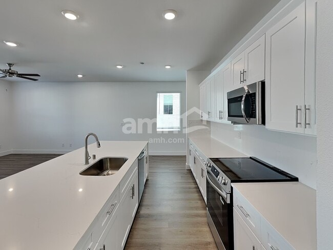 Building Photo - 5864 Vaes Dothrak St