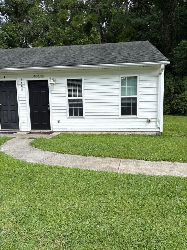 Foto del edificio - 4504 Old Cherry Point Rd