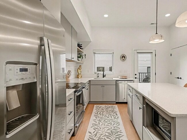 Building Photo - 5302 Elmwood Plz