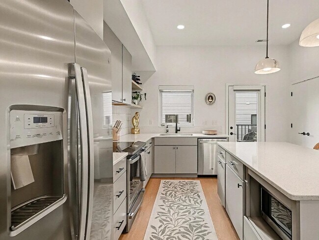 Foto del edificio - 5302 Elmwood Plz