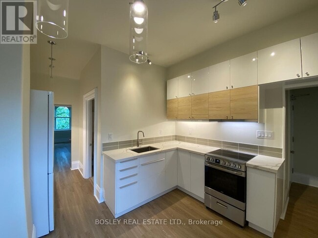 Building Photo - 988 Queen St W