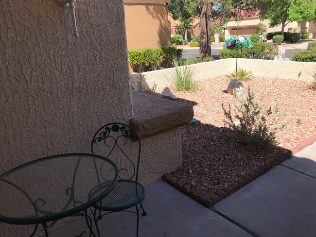 Building Photo - Fully Furnished single story 2 bed 2 bath ...