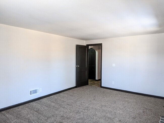 Foto del edificio - Hanscom Park Duplex