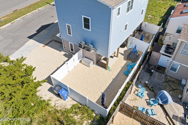 Building Photo - 257 Dewey Dr