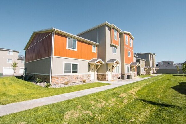 Foto del edificio - Beautiful Townhome at Waters Edge!
