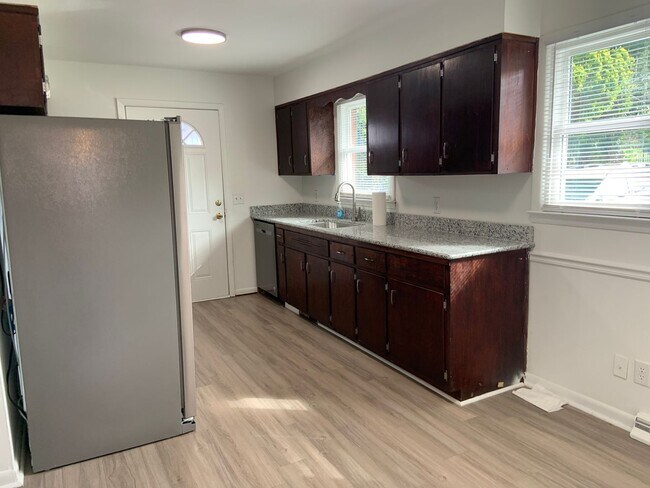 Foto del edificio - Cute 3 BR/ 1 BA Off Gate City Blvd.