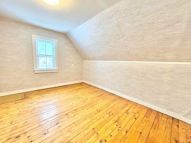 Photo du bâtiment - 5 Bedrooms - 1 Bath Rental Unit for Rent – Available January 1st!