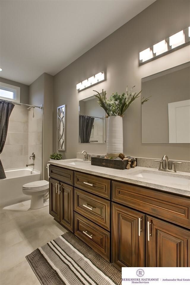 Foto del edificio - 6 bedroom in Omaha NE 68022
