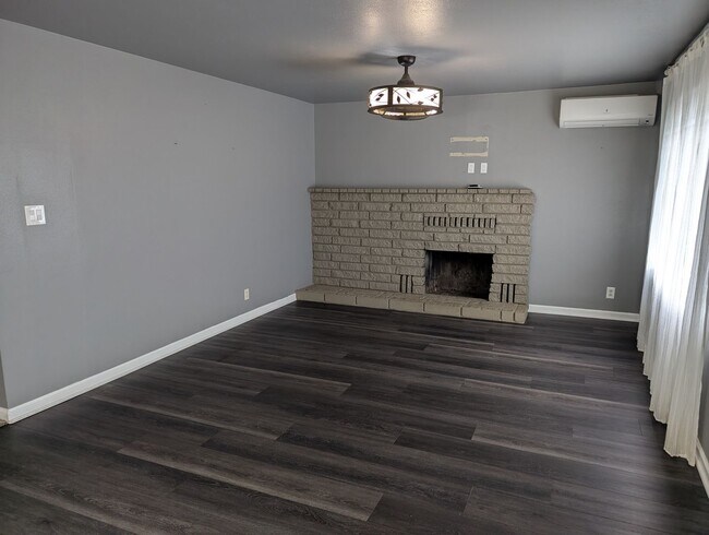 Foto del edificio - Single Family Home Near Shopping and Schools