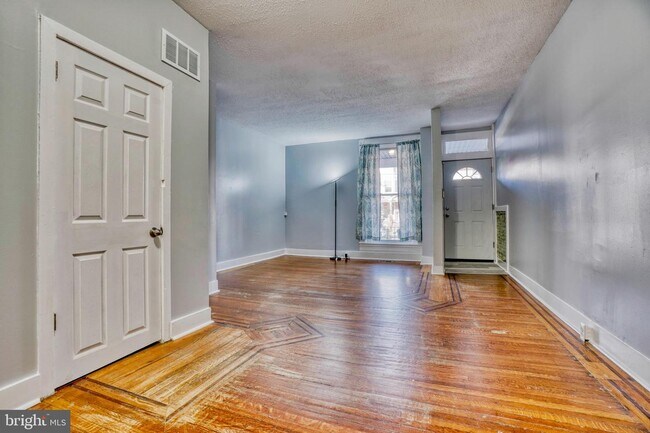 Foto del edificio - 2335 Edmondson Ave