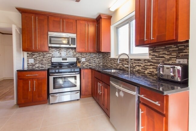 Building Photo - 186-18-118 Cambridge Rd