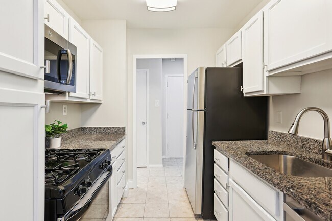 Foto del edificio - 4000 Tunlaw Rd NW