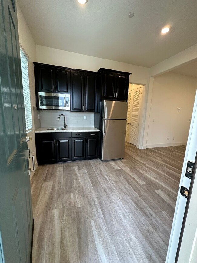Foto del edificio - Bright and Cute 1 bed/1 bath Apartment