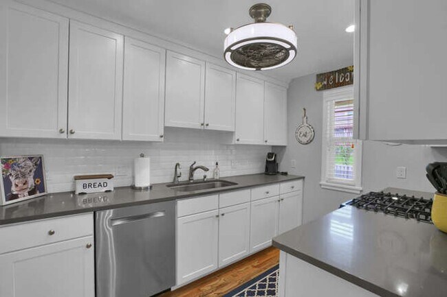 Building Photo - Beautifully Updated Home in the Desirable ...