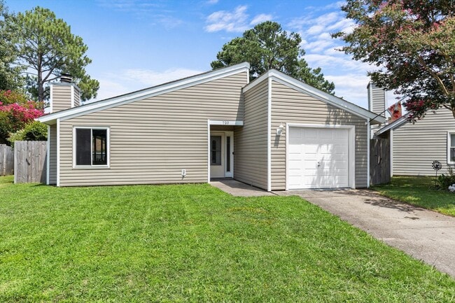 Building Photo - Stylish Comfort, Character, and Convenienc...