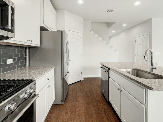Building Photo - Stunning 3 Bedroom Single Family Home in S...