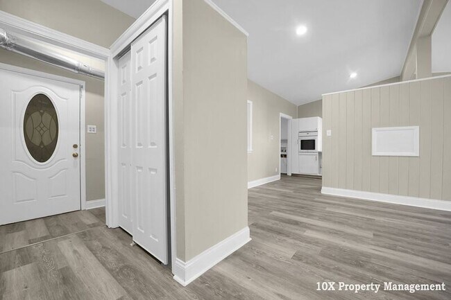 Building Photo - 1607 Simpson Dr