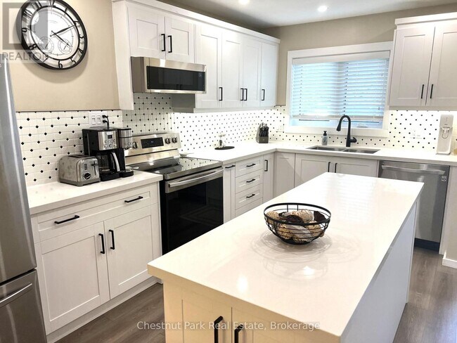 Building Photo - 550 Oxbow Crescent