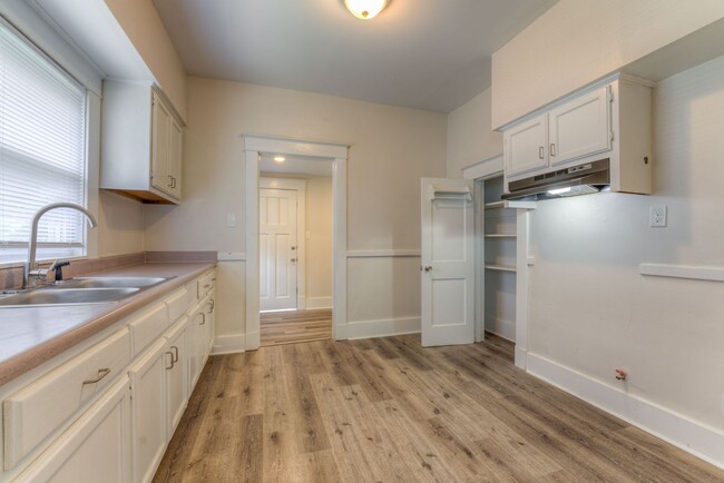 Building Photo - Newer renovation with master bath!