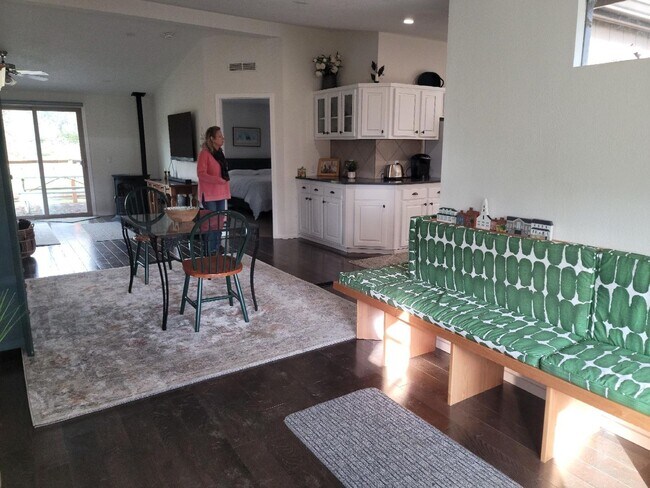 Building Photo - Furnished Short Term Rental
