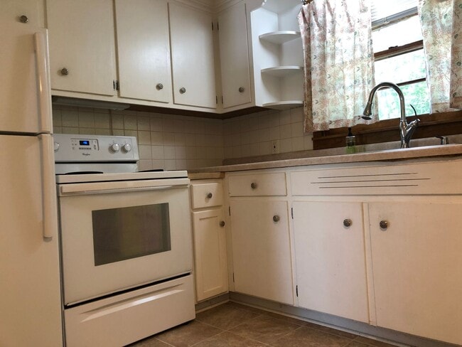 Foto del edificio - Spacious and Private 4-bed, 3-bath House in Desirable Highland Park Neighborhood of St. Paul!