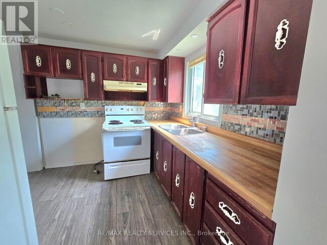 Building Photo - 441 Parkview Crescent