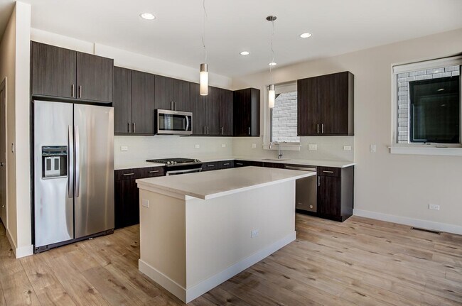 Foto del edificio - 2532 W Addison St