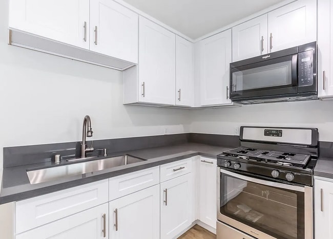 Foto del edificio - 15808 Chatsworth St