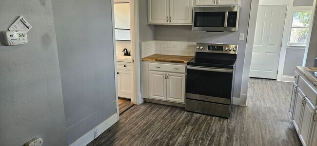 Foto del edificio - 2521 N Hamilton St