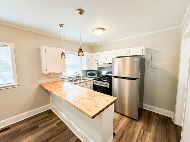 Building Photo - Newly Renovated Cozy Home With Amazing Nat...