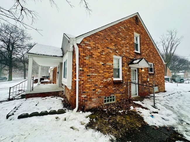 Building Photo - Three Bedroom 1 Bath House for Lease  Welc...