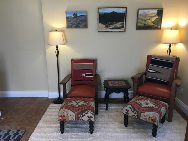 Sitting area - 990 Herdsman Way