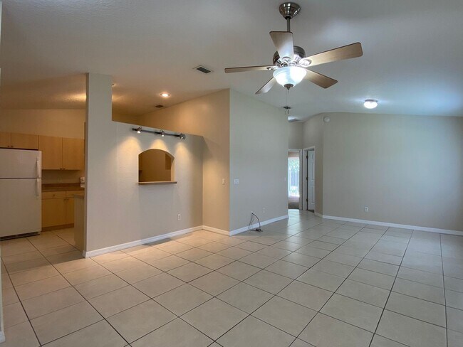 Foto del edificio - 2 Bedroom, 2 Bath Duplex with 1 Car Garage...