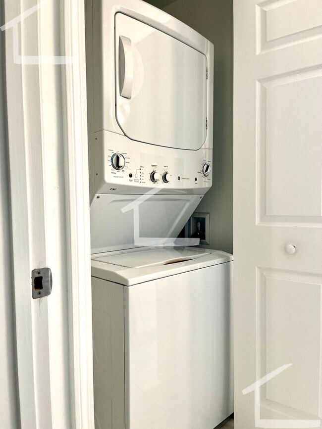 Foto del edificio - Beautiful 3 Bedroom with in-unit laundry