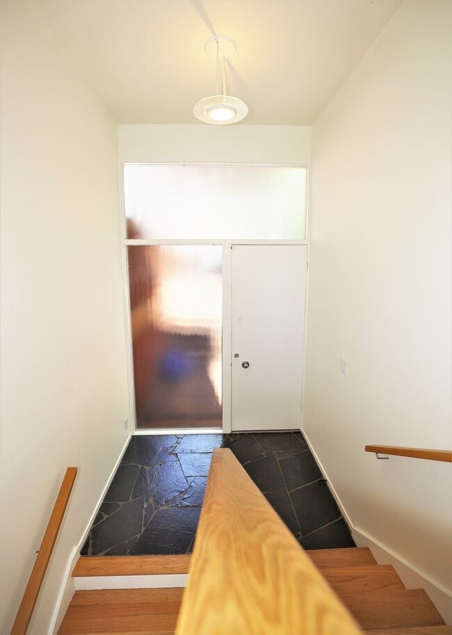 Building Photo - Stunning Mid-Century Modern 3 Bed/ 2 Bath ...