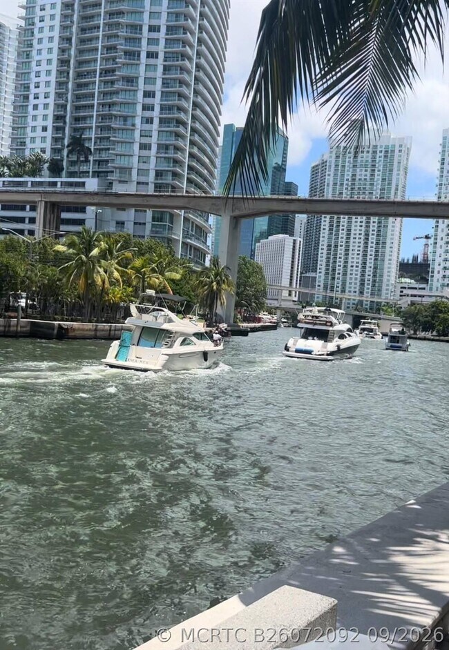 Foto del edificio - 185 SW 7th St