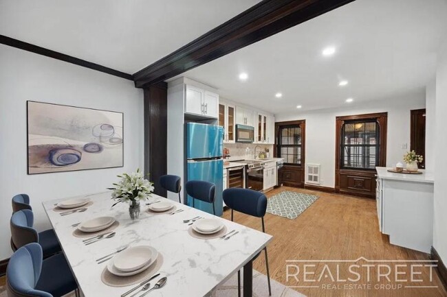 Foto del edificio - 3 bedroom in Brooklyn NY 11233