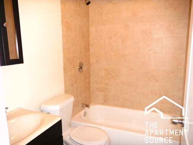 Foto del edificio - 696 Elm Pl