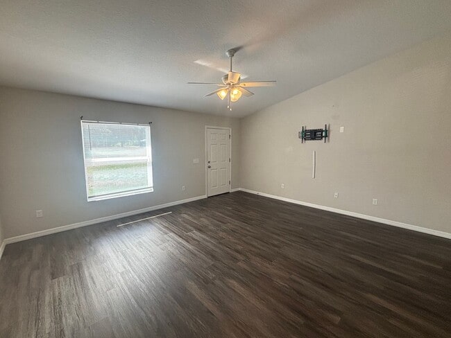 Building Photo - Modern 3 bedroom 2 Bathroom House, No Carpet!