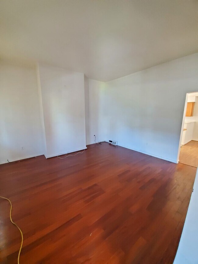Building Photo - AVAILABLE JUNE 2024 - Spacious 2 Bedroom H...