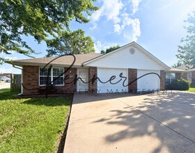 Building Photo - 209 NW Woodbury Dr