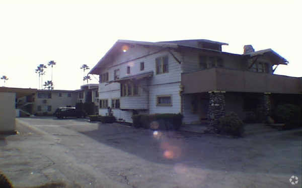 Primary Photo - 414 E Route 66