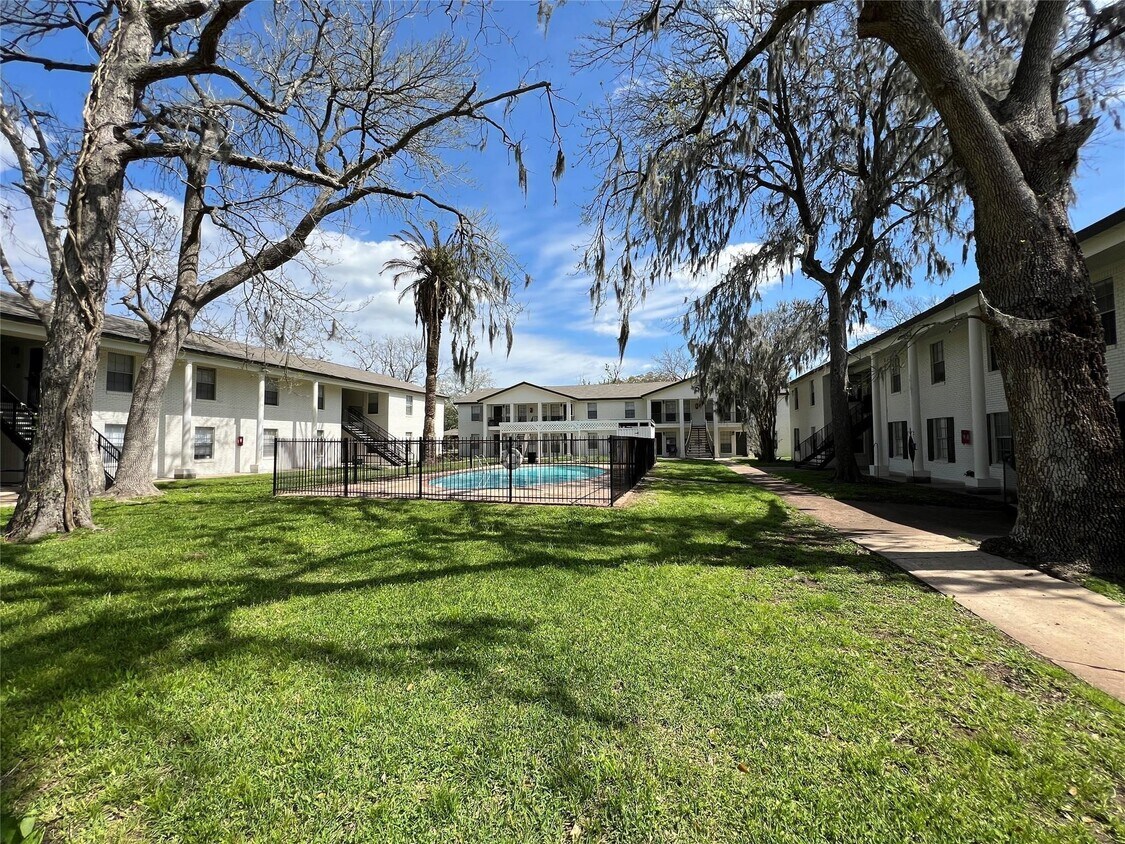 Primary Photo - 500 Willow Dr